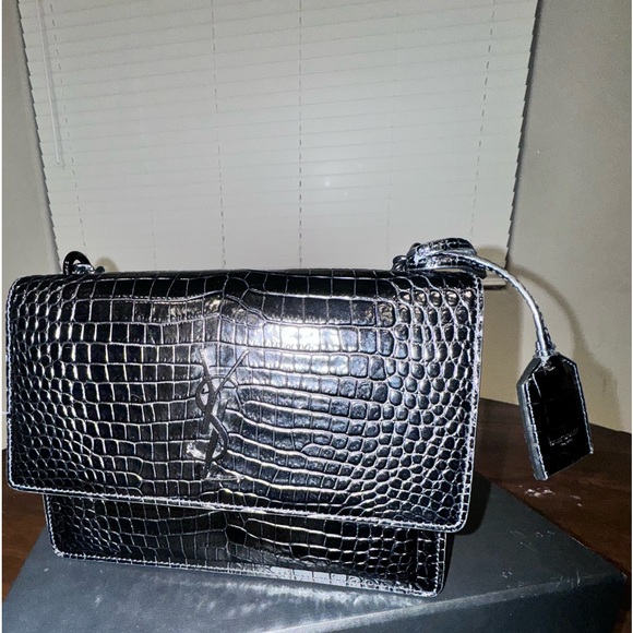 black leather hand bag with crocodile print. Can wear as hand bag or cross over. - Picture 4 of 9
